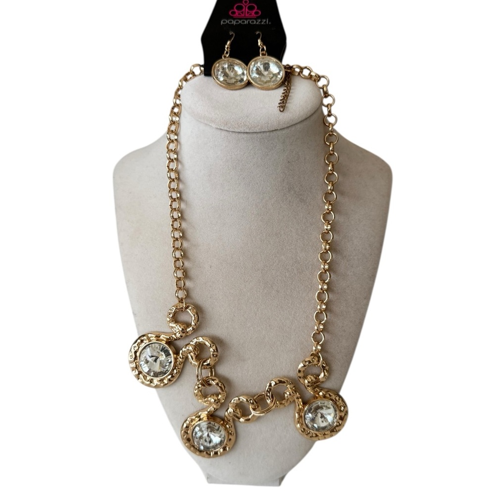 Paparazzi Gold Statement Necklace with‎ Crystal Accents